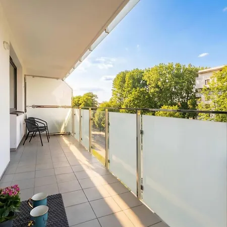 Przytulne Z Balkonem W Centrum Blisko Plazy By Renters Apartment