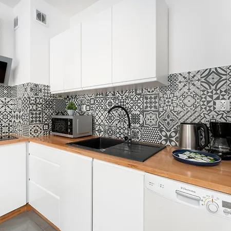 Przytulne Z Balkonem W Centrum Blisko Plazy By Renters Apartmán